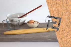 وردنه فرانسوی چوبی در کنار وسایل پخت کیک